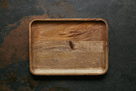 深色表面寿司空木盘的顶部视图背景图片