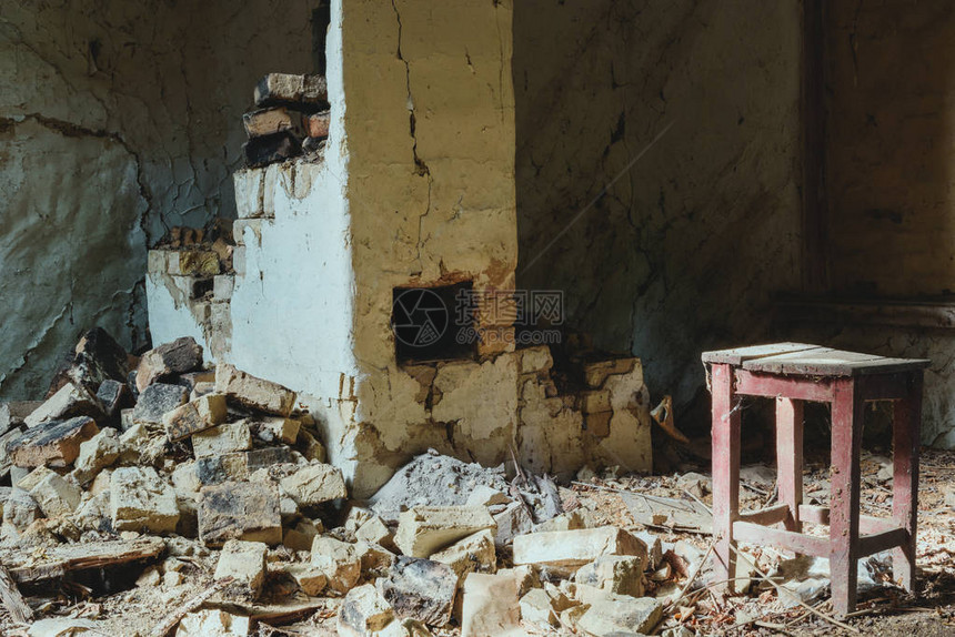 废弃的砖墙破旧的建筑木椅上满是灰尘图片