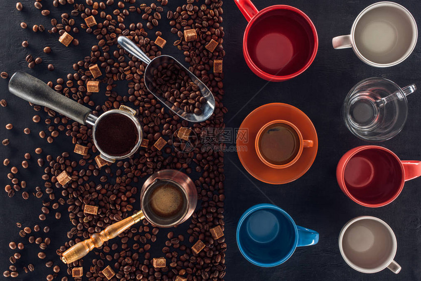 烤咖啡豆勺子咖啡壶咖啡捣碎器和黑色空杯图片