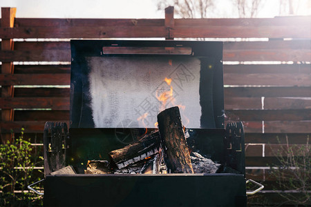 在户外烧烤的原木背景图片