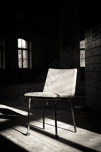 旧工厂里的一把椅子图片