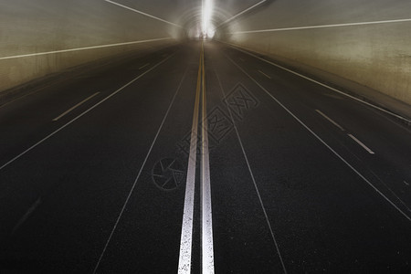 空荡的混凝土隧道照片线条在灯光下汇聚背景图片