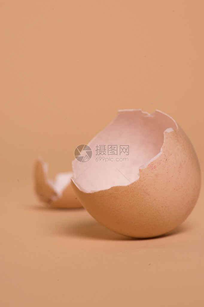 关闭一个空的破碎褐鸡蛋壳天然钙来源棕图片