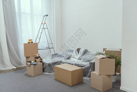 搬迁期间空房间里堆叠的纸板箱图片