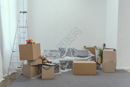 搬迁期间空房间里的纸板箱图片