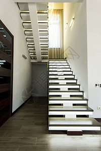 空荡的现代楼梯和走廊的内景背景图片
