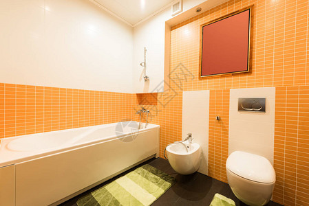 橙色和白色现代浴室的近景背景图片
