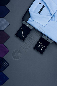 衬衫的顶部视图安排各种领带和袖扣图片