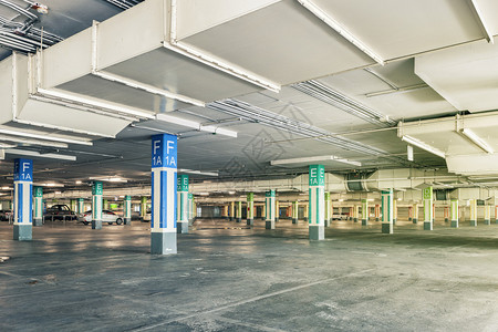 车库内工业建筑空地下停车场背景图片
