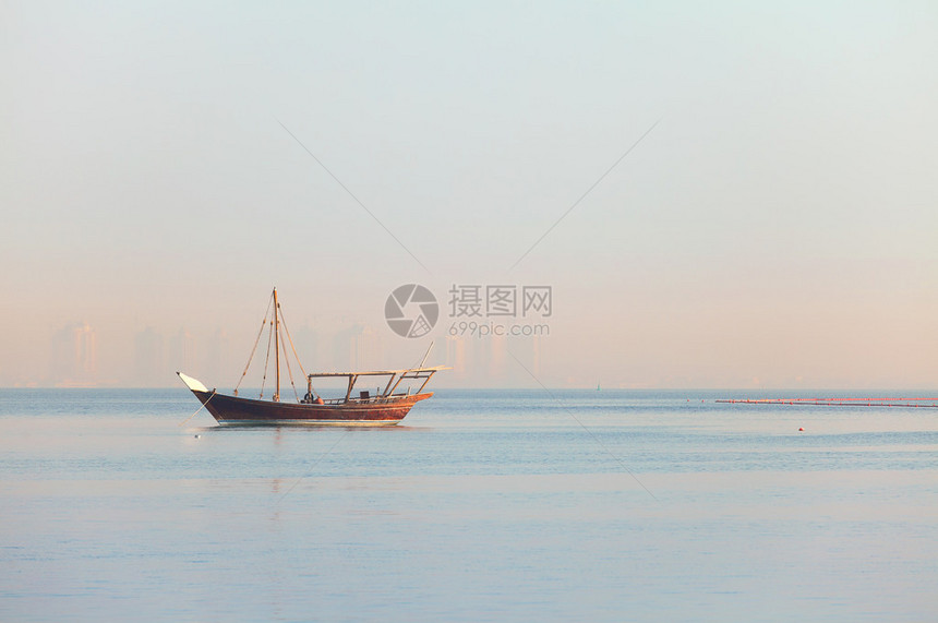 在卡塔尔多哈湾停泊的独一单桅帆船图片