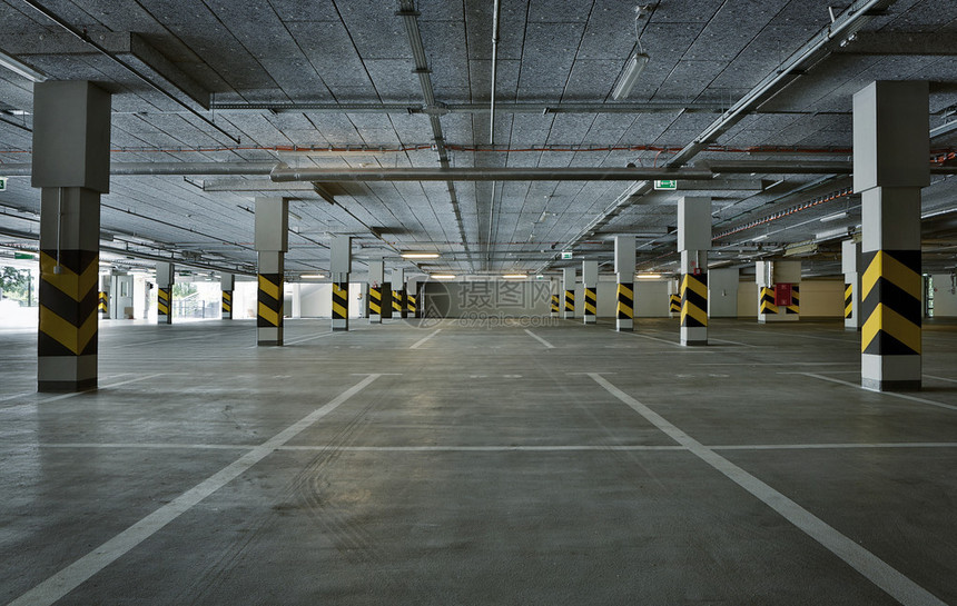 空的地下停车场背景图片