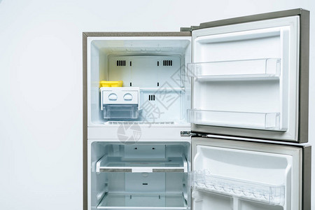 空开的冰箱和冷冻图片