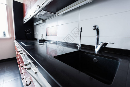 厨房水槽和水龙头的近景图片