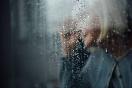 透过窗户用雨滴清晰地描绘家里孤图片