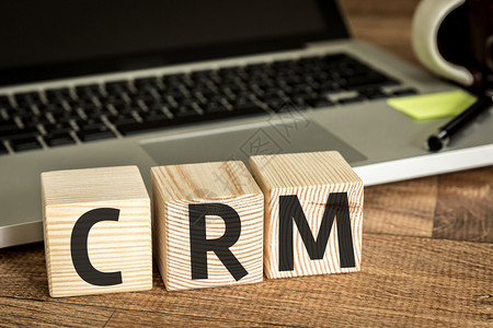 CRM客户关系营销写在笔记本电脑前图片