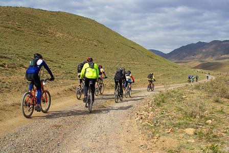 山区骑自行车者团体在沙漠农图片