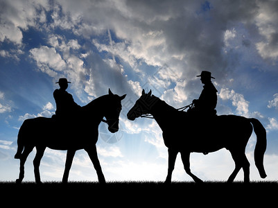 夕阳下骑马的牛仔剪影图片