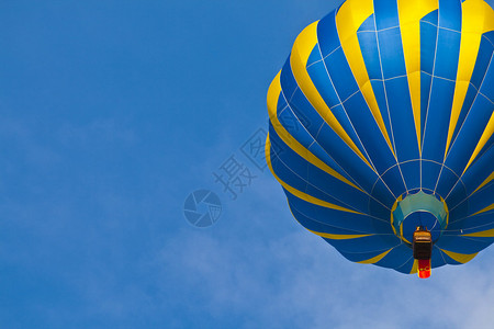 有蓝天的热气球图片