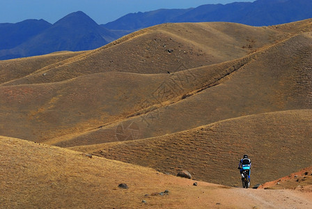 沙漠山老路上的山地自行车手图片