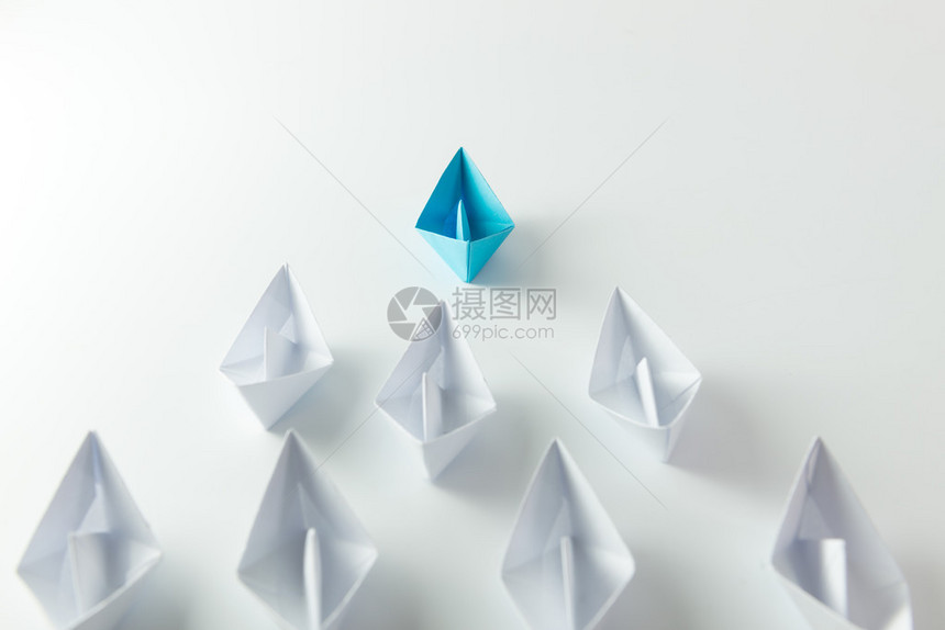 蓝纸船领先于白人的蓝色造纸图片