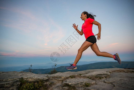 女人在岩石上奔跑在山的女越野波兰西里亚贝斯基德图片