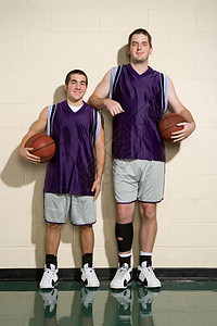 高个子和矮个子的篮球运动员图片