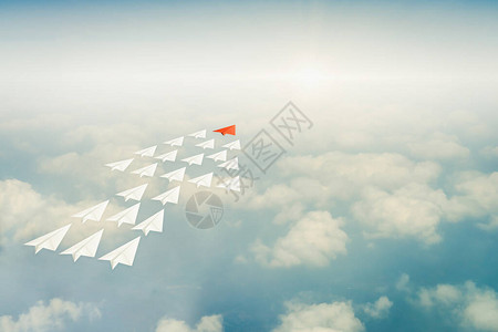 领导概念与红纸飞机在天空中的白飞机组中领先图片