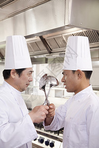 两位厨师面对图片