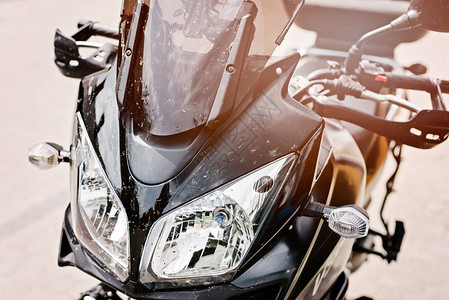 黑色旅游摩托车被喷图片