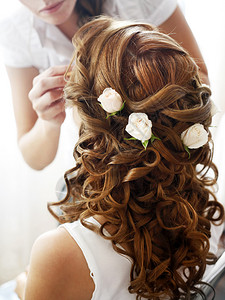 用鲜花装饰的新娘的发型图片