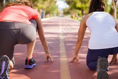 女孩们在赛跑的轨道上的后视线图片