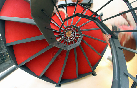 红色地毯的螺旋楼梯向办公图片