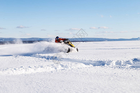 在乌拉尔山的冬季骑着雪地图片