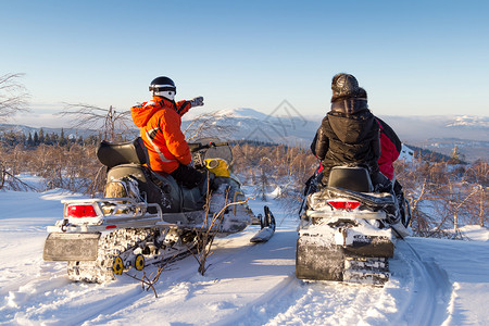 乘坐雪地摩托游客在南乌拉尔山脊上观看图片