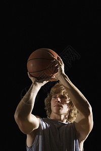 瞄准篮球的年轻人图片