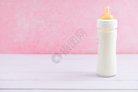 粉红桌上的婴儿奶瓶图片