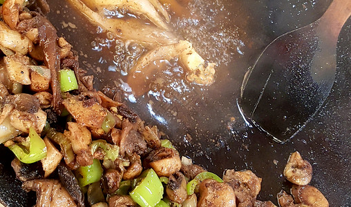 用大锅在户外用蔬菜煮肉的过程图片