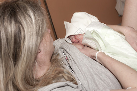 刚出生的婴儿在分娩后的哺乳图片