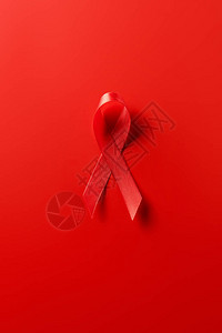 红色背景上的艾滋病意识图片