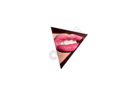 红嘴唇和白牙的女子在三角洞后面背景图片