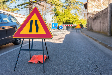 路牌车道正在缩小在背景中道路图片