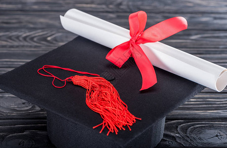 毕业帽子和文凭木制图片