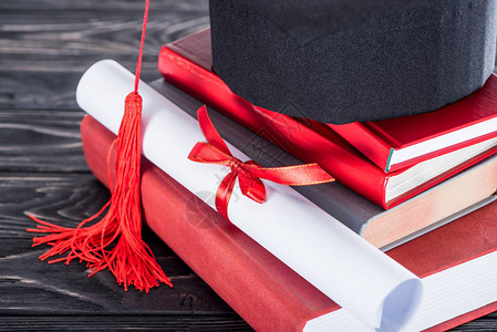 毕业概念文凭和成堆书籍的毕业证图片