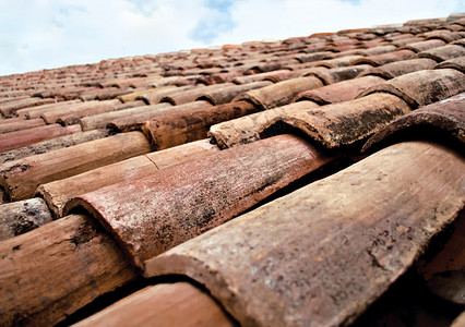 法国普罗旺斯乡村建筑上的老式屋顶瓦片图片