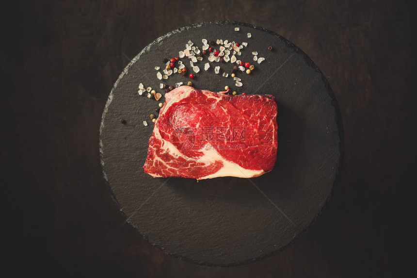生牛排带香料的烤肉一块肉带复制图片
