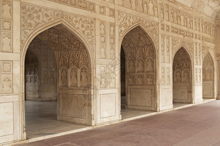 印度阿格拉红堡内装饰莫卧儿宫的大理石墙和拱门的高清图片