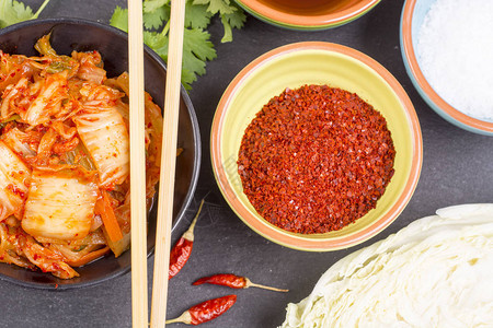 Kimchi黑盘上甘蓝卷心图片