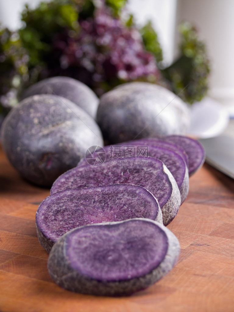 砧板上的紫色土豆图片