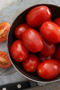 准备美味的李子西红柿图片