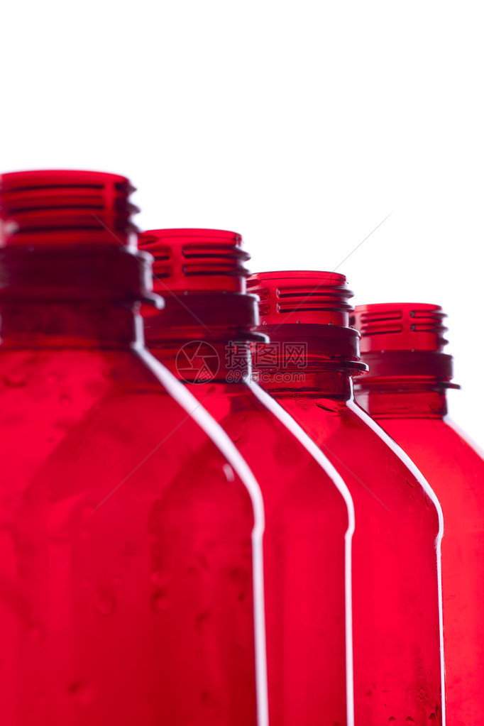 四个红色塑料瓶可以回收或填充垃圾填埋场图片